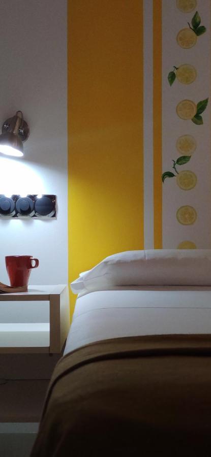 Hostal Santa Ana Colors マドリード エクステリア 写真