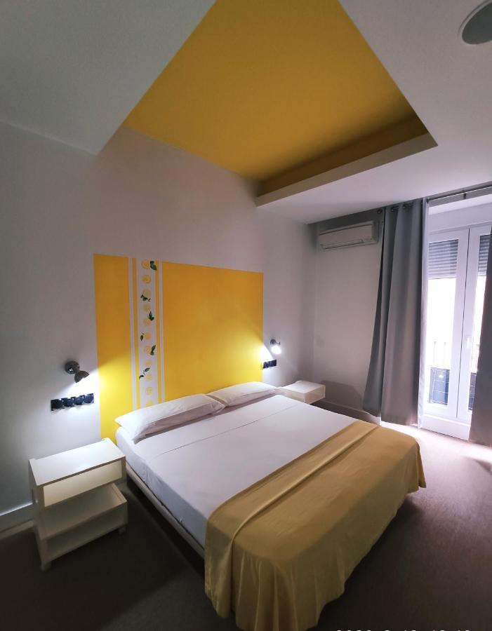 Hostal Santa Ana Colors マドリード エクステリア 写真