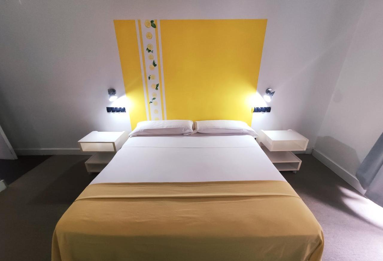 Hostal Santa Ana Colors マドリード エクステリア 写真